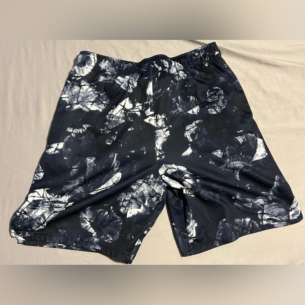 Nike Black & White Abstract drifit shorts w/ pockets-size m